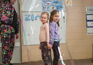 Dziewczynki w bańce