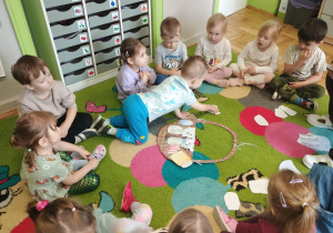 Chłopiec układa produkty do świątecznego koszyczka