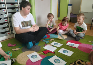 Dziewczynka odkrywa planszę z zadaniami do wykonania