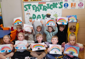 Dzieci pozują do zdjęcia na tle dekoracji z okazji St. Patrick's Day