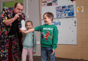 Pan Bańka wraz z dwójką dzieci robią wielką pianę.