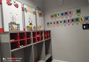 Szatnia przedszkolna - widok na szafki dla dzieci i tablice informacyjne