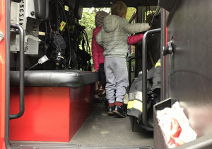 Dzieci w wozie strażackim