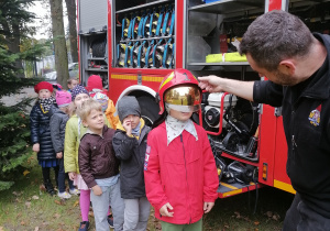 Dzieci oglądają sprzęt strażacki